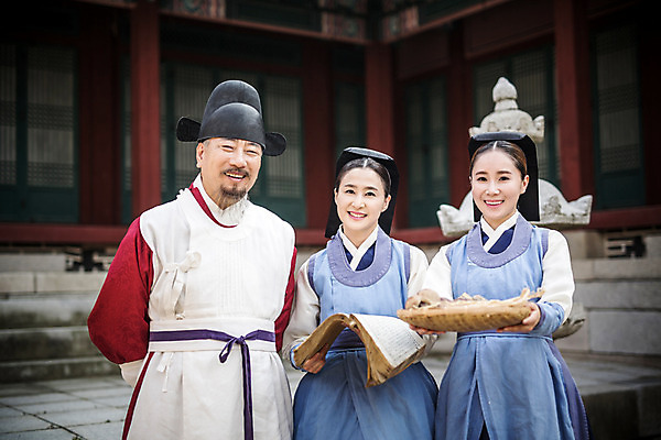 포토 JPG 주간 여자 남자 40대 의학 한옥 서기 미소 들기 상반신 성인 야외 앞모습 책 세명 30대 한국인 간호사 의사 한약재 60대 한복 의녀 성인만 사극 의관 국내포토 자연요소 한국전통 전통 노년 뷰포인트 중년 고건축 모션 표정 사람 동양인 장년 의료진 약재 전통의상 벼슬 파일형식