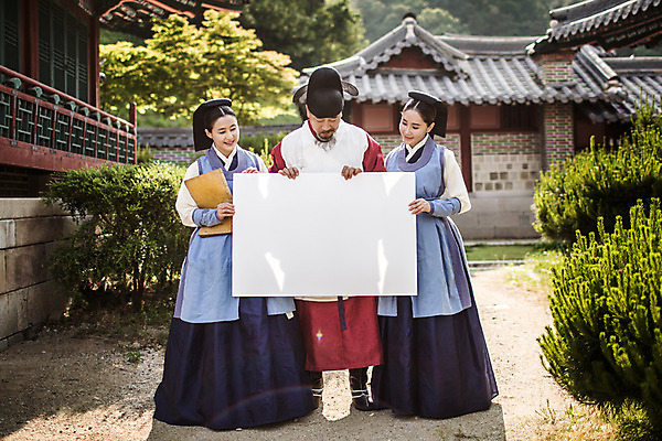 포토 JPG 주간 전신 배너 응시 여자 남자 40대 의학 한옥 사각프레임 프레임 광고판 알림판 서기 들기 성인 야외 앞모습 세명 30대 한국인 간호사 의사 60대 한복 의녀 성인만 사극 의관 국내포토 자연요소 한국전통 전통 시선 노년 뷰포인트 중년 고건축 모션 사람 동양인 장년 사각형 의료진 전통의상 판 벼슬 파일형식