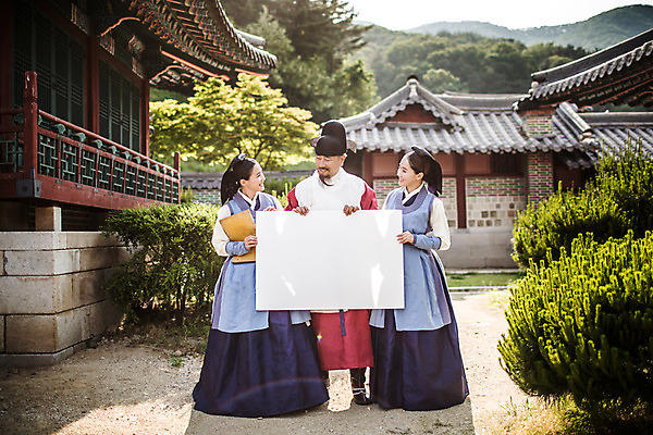 포토 JPG 주간 전신 배너 여자 남자 40대 의학 한옥 사각프레임 프레임 광고판 알림판 서기 웃음 들기 성인 야외 앞모습 세명 30대 한국인 간호사 의사 60대 한복 의녀 성인만 사극 의관 국내포토 자연요소 한국전통 전통 노년 뷰포인트 중년 고건축 모션 표정 사람 동양인 장년 사각형 의료진 전통의상 판 벼슬 파일형식