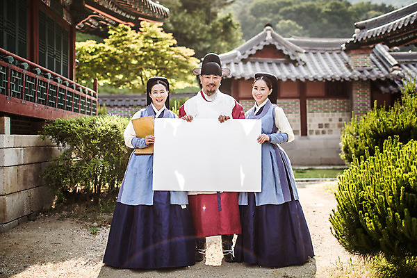 포토 JPG 주간 전신 배너 여자 남자 40대 의학 한옥 사각프레임 프레임 광고판 알림판 서기 웃음 들기 성인 야외 앞모습 세명 30대 한국인 간호사 의사 60대 한복 의녀 성인만 사극 의관 국내포토 자연요소 한국전통 전통 노년 뷰포인트 중년 고건축 모션 표정 사람 동양인 장년 사각형 의료진 전통의상 판 벼슬 파일형식
