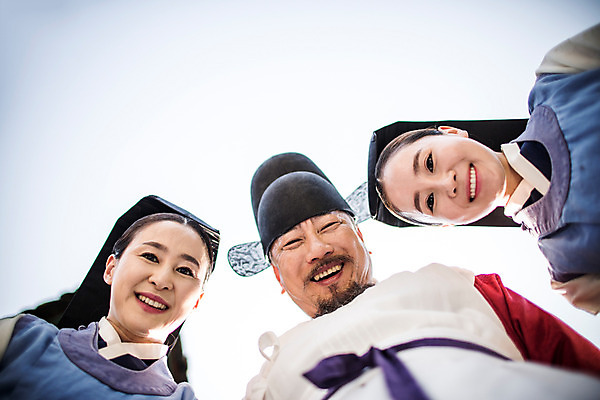 포토 JPG 주간 여자 남자 로우앵글 40대 의학 표정 서기 웃음 상반신 성인 야외 앞모습 세명 30대 한국인 간호사 의사 60대 한복 의녀 성인만 사극 의관 국내포토 자연요소 한국전통 전통 노년 뷰포인트 중년 모션 사람 동양인 장년 의료진 전통의상 벼슬 파일형식