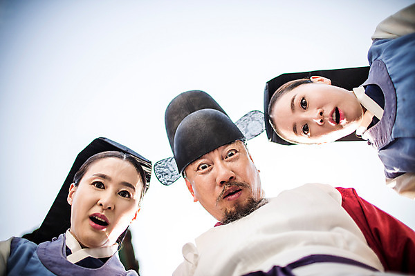 포토 JPG 주간 여자 남자 로우앵글 40대 의학 표정 서기 상반신 성인 야외 앞모습 세명 30대 놀람 한국인 간호사 의사 60대 한복 의녀 성인만 사극 의관 국내포토 자연요소 한국전통 전통 노년 감정 뷰포인트 중년 모션 사람 동양인 장년 의료진 전통의상 벼슬 파일형식