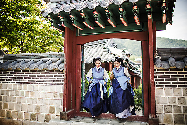 포토 JPG 주간 전신 여자 40대 의학 한옥 미소 성인 야외 두명 앞모습 30대 문 걷기 한국인 간호사 한복 의녀 성인여자만 기와담장 사극 국내포토 자연요소 한국전통 전통 뷰포인트 중년 고건축 모션 표정 기와 사람 동양인 장년 담장 의료진 전통의상 여자만 성인만 파일형식