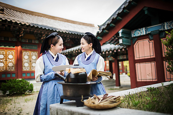 포토 JPG 주간 여자 40대 의학 한옥 서기 미소 들기 상반신 성인 야외 두명 앞모습 책 30대 마주보기 한국인 간호사 한약재 부채 한복 약탕기 의녀 성인여자만 사극 국내포토 자연요소 한국전통 전통 뷰포인트 중년 고건축 모션 주방용품 표정 사람 동양인 장년 의료진 약재 전통의상 여자만 성인만 파일형식