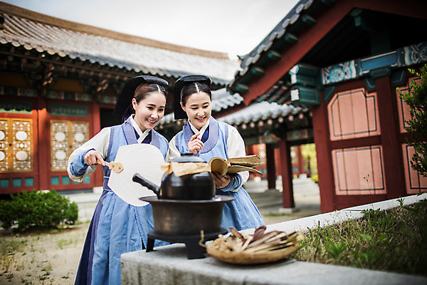 포토 JPG 주간 여자 40대 의학 한옥 서기 미소 들기 상반신 성인 야외 두명 앞모습 책 30대 한국인 간호사 한약재 부채 한복 약탕기 의녀 성인여자만 사극 국내포토 자연요소 한국전통 전통 뷰포인트 중년 고건축 모션 주방용품 표정 사람 동양인 장년 의료진 약재 전통의상 여자만 성인만 파일형식