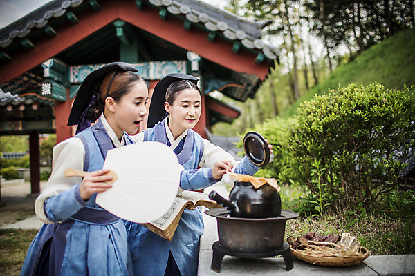 포토 JPG 주간 여자 40대 의학 한옥 서기 들기 상반신 성인 야외 두명 옆모습 책 30대 한국인 간호사 한약재 부채 한복 약탕기 의녀 성인여자만 사극 국내포토 자연요소 한국전통 전통 뷰포인트 중년 고건축 모션 주방용품 사람 동양인 장년 의료진 약재 전통의상 여자만 성인만 파일형식