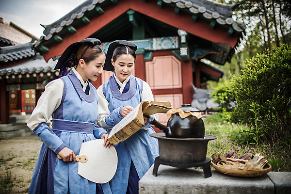 포토 JPG 주간 여자 40대 의학 한옥 서기 미소 들기 상반신 성인 야외 두명 옆모습 책 30대 한국인 간호사 한약재 부채 한복 약탕기 의녀 성인여자만 사극 국내포토 자연요소 한국전통 전통 뷰포인트 중년 고건축 모션 주방용품 표정 사람 동양인 장년 의료진 약재 전통의상 여자만 성인만 파일형식