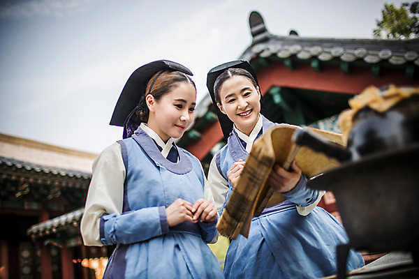 포토 JPG 주간 여자 40대 의학 한옥 서기 미소 들기 상반신 성인 야외 두명 앞모습 책 30대 한국인 간호사 한약재 한복 약탕기 의녀 성인여자만 사극 국내포토 자연요소 한국전통 전통 뷰포인트 중년 고건축 모션 주방용품 표정 사람 동양인 장년 의료진 약재 전통의상 여자만 성인만 파일형식