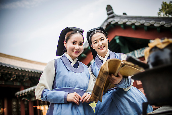 포토 JPG 주간 여자 40대 의학 한옥 서기 미소 들기 상반신 성인 야외 두명 앞모습 책 30대 한국인 간호사 한약재 한복 약탕기 의녀 성인여자만 사극 국내포토 자연요소 한국전통 전통 뷰포인트 중년 고건축 모션 주방용품 표정 사람 동양인 장년 의료진 약재 전통의상 여자만 성인만 파일형식