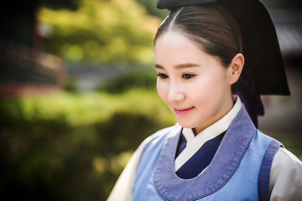 포토 JPG 주간 여자 의학 한명 서기 미소 상반신 성인 야외 옆모습 30대 한국인 간호사 한복 의녀 성인여자만 사극 다소곳 국내포토 자연요소 1 한국전통 전통 뷰포인트 컨셉 모션 표정 사람 동양인 장년 의료진 전통의상 여자만 성인만 파일형식