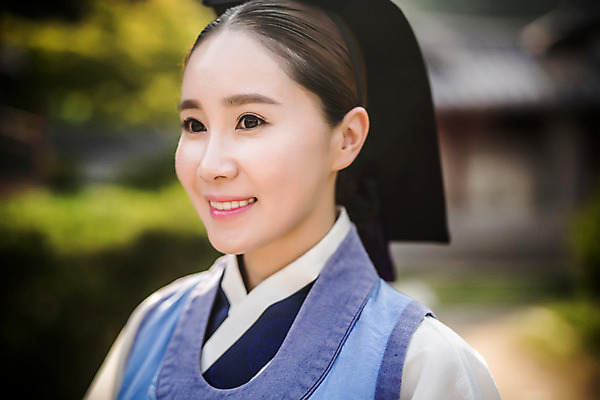 포토 JPG 주간 여자 의학 한명 서기 미소 상반신 성인 야외 옆모습 30대 한국인 간호사 한복 의녀 성인여자만 사극 국내포토 자연요소 1 한국전통 전통 뷰포인트 모션 표정 사람 동양인 장년 의료진 전통의상 여자만 성인만 파일형식