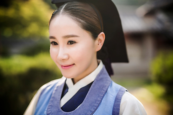 포토 JPG 주간 여자 의학 한명 서기 미소 상반신 성인 야외 옆모습 30대 한국인 간호사 한복 의녀 성인여자만 사극 국내포토 자연요소 1 한국전통 전통 뷰포인트 모션 표정 사람 동양인 장년 의료진 전통의상 여자만 성인만 파일형식