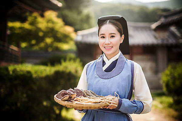 포토 JPG 주간 여자 의학 한옥 한명 서기 미소 들기 상반신 성인 야외 앞모습 30대 한국인 간호사 한약재 한복 의녀 성인여자만 사극 국내포토 자연요소 1 한국전통 전통 뷰포인트 고건축 모션 표정 사람 동양인 장년 의료진 약재 전통의상 여자만 성인만 파일형식