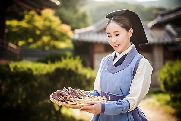 포토 JPG 주간 여자 의학 한옥 한명 서기 미소 들기 상반신 성인 야외 옆모습 30대 한국인 간호사 한약재 한복 의녀 성인여자만 사극 국내포토 자연요소 1 한국전통 전통 뷰포인트 고건축 모션 표정 사람 동양인 장년 의료진 약재 전통의상 여자만 성인만 파일형식