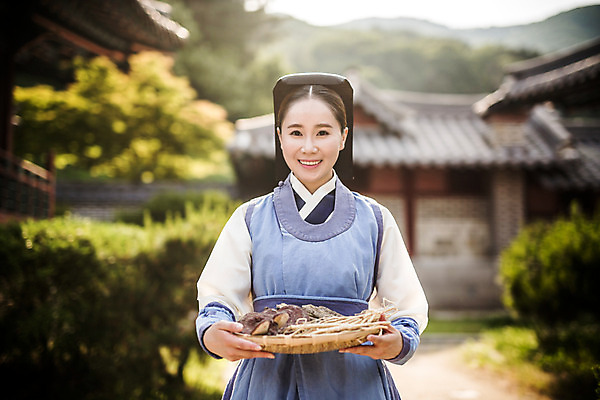 포토 JPG 주간 여자 의학 한옥 한명 서기 미소 들기 상반신 성인 야외 앞모습 30대 한국인 간호사 한약재 한복 의녀 성인여자만 사극 국내포토 자연요소 1 한국전통 전통 뷰포인트 고건축 모션 표정 사람 동양인 장년 의료진 약재 전통의상 여자만 성인만 파일형식