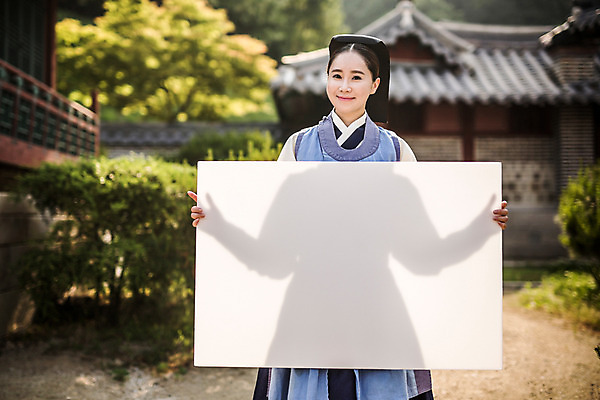 포토 JPG 주간 배너 여자 의학 한옥 사각프레임 프레임 광고판 알림판 한명 서기 미소 들기 상반신 성인 야외 앞모습 30대 한국인 간호사 한복 의녀 성인여자만 사극 국내포토 자연요소 1 한국전통 전통 뷰포인트 고건축 모션 표정 사람 동양인 장년 사각형 의료진 전통의상 판 여자만 성인만 파일형식