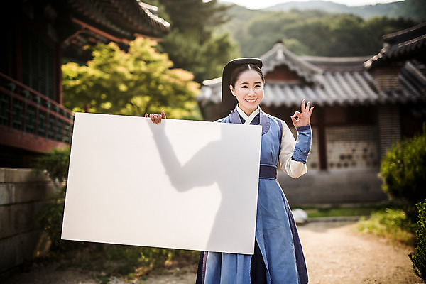 포토 JPG 주간 배너 여자 의학 한옥 사각프레임 프레임 광고판 알림판 한명 서기 미소 들기 상반신 성인 야외 앞모습 30대 한국인 간호사 OK 한복 의녀 성인여자만 사극 국내포토 자연요소 1 한국전통 전통 뷰포인트 고건축 모션 표정 사람 동양인 손짓 장년 사각형 의료진 전통의상 판 여자만 성인만 파일형식
