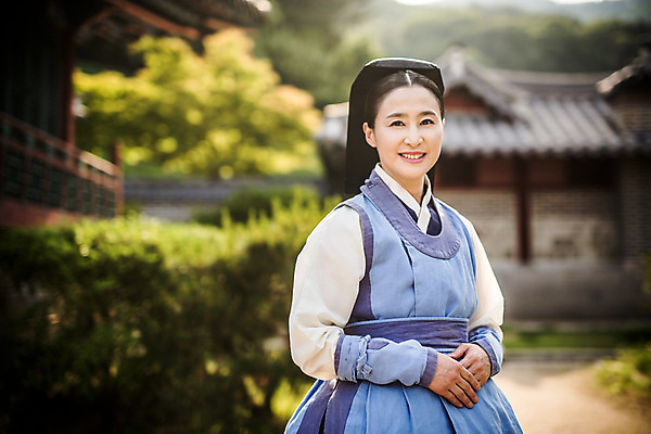 포토 JPG 주간 여자 40대 의학 한옥 한명 서기 미소 상반신 성인 야외 옆모습 한국인 간호사 한복 손모으기 의녀 성인여자만 사극 다소곳 국내포토 자연요소 1 한국전통 전통 뷰포인트 중년 컨셉 고건축 모션 표정 사람 동양인 손짓 의료진 전통의상 여자만 성인만 파일형식