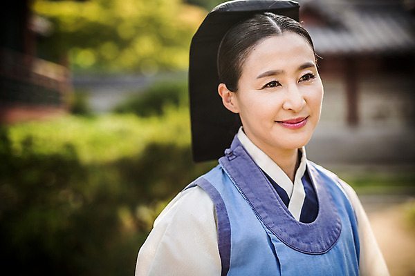 포토 JPG 주간 여자 40대 의학 한옥 한명 서기 미소 상반신 성인 야외 옆모습 한국인 간호사 한복 의녀 성인여자만 사극 다소곳 국내포토 자연요소 1 한국전통 전통 뷰포인트 중년 컨셉 고건축 모션 표정 사람 동양인 의료진 전통의상 여자만 성인만 파일형식