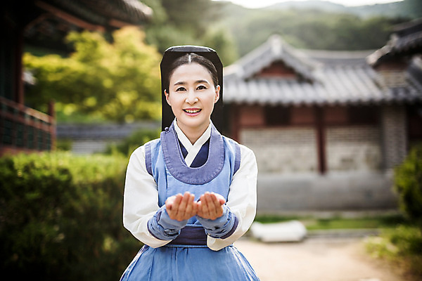 포토 JPG 주간 여자 40대 의학 한옥 한명 서기 미소 상반신 성인 야외 앞모습 한국인 간호사 한복 손모으기 의녀 성인여자만 사극 국내포토 자연요소 1 한국전통 전통 뷰포인트 중년 고건축 모션 표정 사람 동양인 손짓 의료진 전통의상 여자만 성인만 파일형식