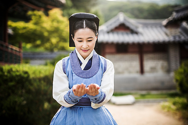 포토 JPG 주간 여자 40대 의학 한옥 한명 서기 미소 상반신 성인 야외 앞모습 한국인 간호사 한복 손모으기 의녀 성인여자만 사극 국내포토 자연요소 1 한국전통 전통 뷰포인트 중년 고건축 모션 표정 사람 동양인 손짓 의료진 전통의상 여자만 성인만 파일형식