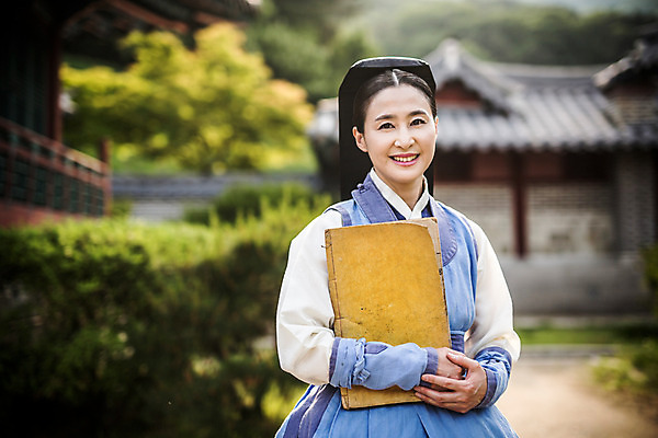 포토 JPG 주간 여자 40대 의학 한옥 한명 서기 미소 들기 상반신 성인 야외 앞모습 책 한국인 간호사 한복 의녀 성인여자만 사극 국내포토 자연요소 1 한국전통 전통 뷰포인트 중년 고건축 모션 표정 사람 동양인 의료진 전통의상 여자만 성인만 파일형식