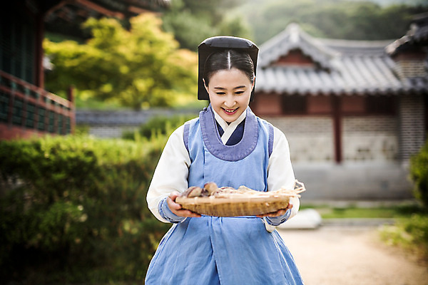 포토 JPG 주간 여자 40대 의학 한옥 한명 서기 미소 들기 상반신 성인 야외 앞모습 한국인 간호사 한약재 한복 의녀 성인여자만 사극 국내포토 자연요소 1 한국전통 전통 뷰포인트 중년 고건축 모션 표정 사람 동양인 의료진 약재 전통의상 여자만 성인만 파일형식