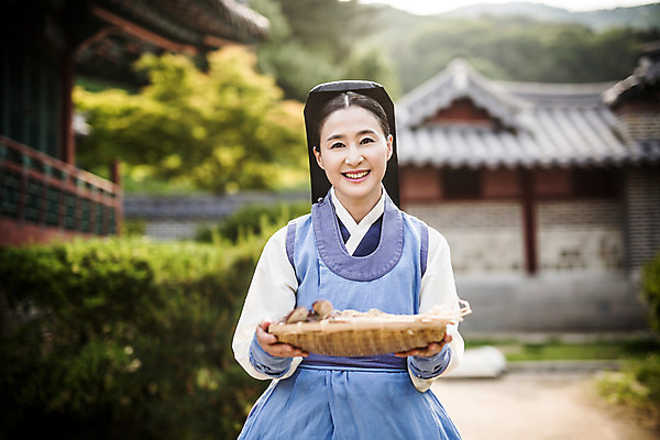 포토 JPG 주간 여자 40대 의학 한옥 한명 서기 미소 들기 상반신 성인 야외 앞모습 한국인 간호사 한약재 한복 의녀 성인여자만 사극 국내포토 자연요소 1 한국전통 전통 뷰포인트 중년 고건축 모션 표정 사람 동양인 의료진 약재 전통의상 여자만 성인만 파일형식