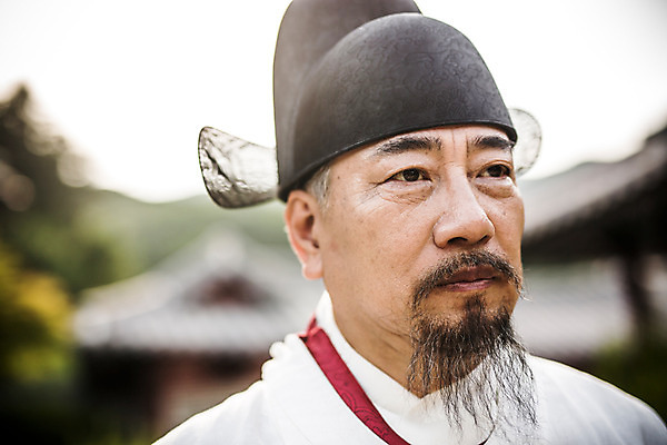 포토 JPG 주간 남자 얼굴 의학 무표정 표정 한명 상반신 성인 야외 옆모습 신체부위 한국인 의사 60대 한복 노인남자한명만 사극 의관 국내포토 자연요소 1 한국전통 전통 노년 감정 뷰포인트 사람 동양인 의료진 전통의상 벼슬 남자한명만 노인남자만 파일형식