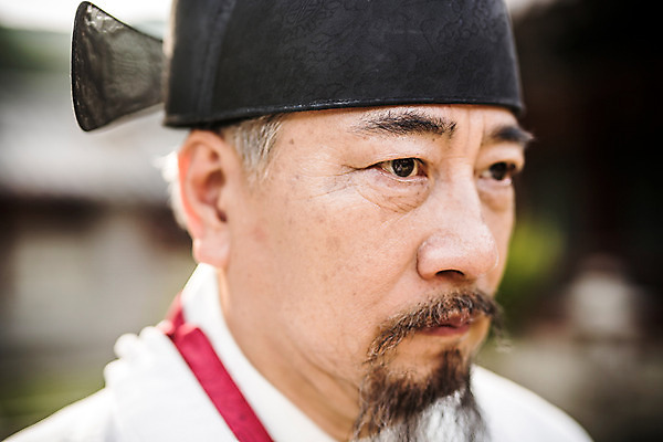 포토 JPG 주간 남자 얼굴 의학 무표정 표정 한명 상반신 성인 야외 옆모습 신체부위 한국인 의사 60대 한복 노인남자한명만 사극 의관 국내포토 자연요소 1 한국전통 전통 노년 감정 뷰포인트 사람 동양인 의료진 전통의상 벼슬 남자한명만 노인남자만 파일형식