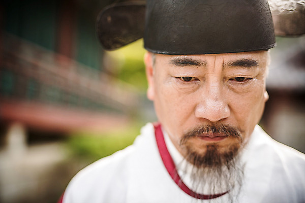 포토 JPG 주간 남자 얼굴 의학 무표정 표정 한명 상반신 성인 야외 앞모습 신체부위 한국인 의사 60대 한복 노인남자한명만 사극 의관 국내포토 자연요소 1 한국전통 전통 노년 감정 뷰포인트 사람 동양인 의료진 전통의상 벼슬 남자한명만 노인남자만 파일형식