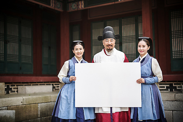 포토 JPG 주간 배너 여자 남자 40대 의학 한옥 사각프레임 프레임 광고판 알림판 서기 웃음 들기 상반신 성인 야외 앞모습 세명 30대 한국인 간호사 의사 60대 한복 의녀 성인만 사극 의관 국내포토 자연요소 한국전통 전통 노년 뷰포인트 중년 고건축 모션 표정 사람 동양인 장년 사각형 의료진 전통의상 판 벼슬 파일형식