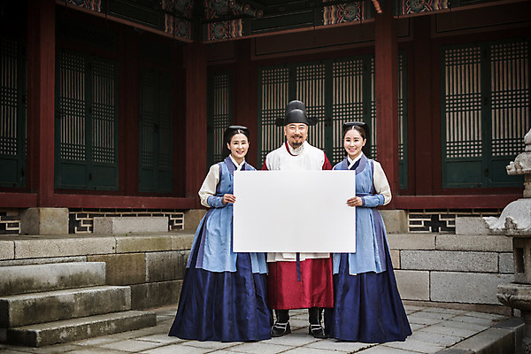 포토 JPG 주간 전신 배너 여자 남자 40대 의학 한옥 사각프레임 프레임 광고판 알림판 서기 웃음 들기 성인 야외 앞모습 세명 30대 한국인 간호사 의사 60대 한복 의녀 성인만 사극 의관 국내포토 자연요소 한국전통 전통 노년 뷰포인트 중년 고건축 모션 표정 사람 동양인 장년 사각형 의료진 전통의상 판 벼슬 파일형식
