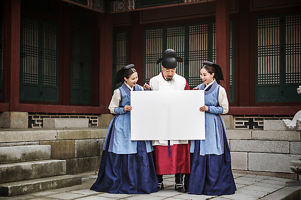 포토 JPG 주간 전신 배너 응시 여자 남자 40대 의학 한옥 사각프레임 프레임 광고판 알림판 서기 들기 성인 야외 앞모습 세명 30대 한국인 간호사 의사 60대 한복 의녀 성인만 사극 의관 국내포토 자연요소 한국전통 전통 시선 노년 뷰포인트 중년 고건축 모션 사람 동양인 장년 사각형 의료진 전통의상 판 벼슬 파일형식