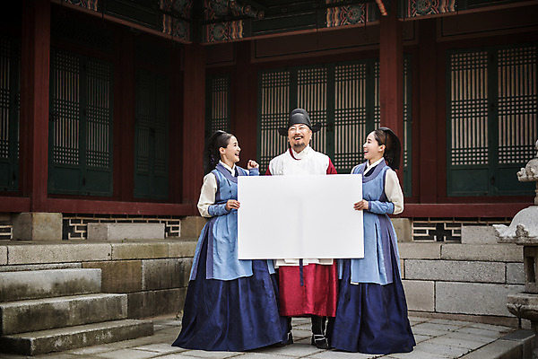 포토 JPG 주간 전신 배너 여자 남자 40대 의학 한옥 사각프레임 프레임 광고판 알림판 서기 웃음 들기 성인 야외 앞모습 세명 30대 한국인 간호사 의사 60대 한복 의녀 성인만 사극 의관 국내포토 자연요소 한국전통 전통 노년 뷰포인트 중년 고건축 모션 표정 사람 동양인 장년 사각형 의료진 전통의상 판 벼슬 파일형식