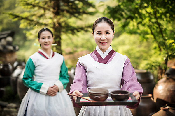 포토 JPG 주간 여자 40대 쟁반 서기 미소 들기 상반신 성인 야외 두명 앞모습 30대 앞치마 한국인 항아리 된장 한복 조선시대 궁녀 상궁 성인여자만 사극 국내포토 자연요소 한국전통 전통 뷰포인트 중년 모션 표정 사람 동양인 장년 도자기 양념 역사 전통의상 여자만 성인만 파일형식