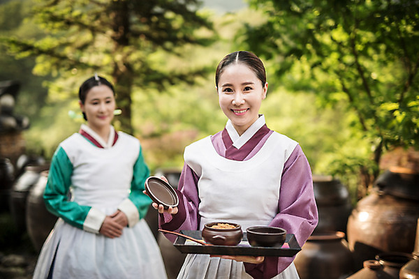 포토 JPG 주간 여자 40대 쟁반 서기 미소 들기 상반신 성인 야외 두명 앞모습 30대 앞치마 한국인 항아리 된장 한복 조선시대 궁녀 상궁 성인여자만 사극 국내포토 자연요소 한국전통 전통 뷰포인트 중년 모션 표정 사람 동양인 장년 도자기 양념 역사 전통의상 여자만 성인만 파일형식