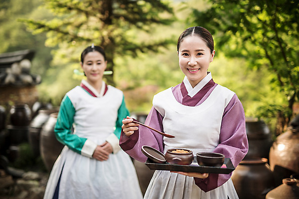 포토 JPG 주간 여자 40대 쟁반 서기 미소 들기 상반신 성인 야외 두명 앞모습 30대 앞치마 한국인 항아리 된장 한복 조선시대 궁녀 상궁 성인여자만 사극 국내포토 자연요소 한국전통 전통 뷰포인트 중년 모션 표정 사람 동양인 장년 도자기 양념 역사 전통의상 여자만 성인만 파일형식