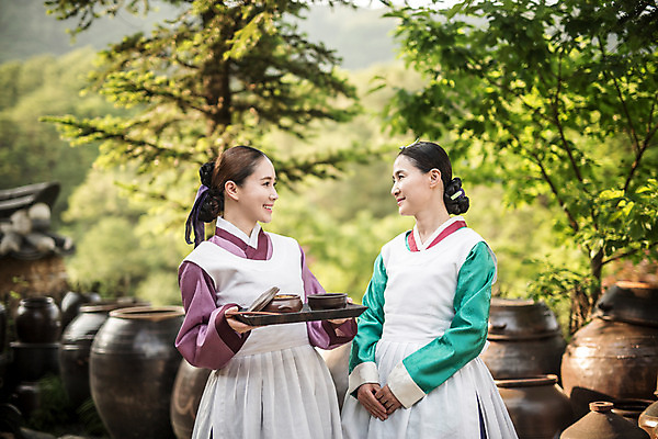 포토 JPG 주간 여자 40대 쟁반 서기 미소 들기 상반신 성인 야외 두명 앞모습 30대 마주보기 앞치마 한국인 항아리 된장 한복 조선시대 궁녀 상궁 성인여자만 사극 국내포토 자연요소 한국전통 전통 뷰포인트 중년 모션 표정 사람 동양인 장년 도자기 양념 역사 전통의상 여자만 성인만 파일형식