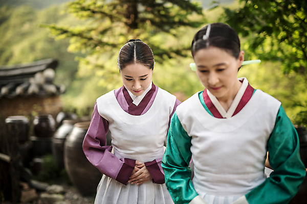 포토 JPG 주간 여자 40대 서기 상반신 성인 야외 두명 앞모습 아웃포커스 30대 앞치마 한국인 인사 한복 조선시대 궁녀 상궁 성인여자만 사극 국내포토 자연요소 한국전통 전통 뷰포인트 중년 모션 촬영기법 사람 동양인 장년 예절 역사 전통의상 여자만 성인만 파일형식