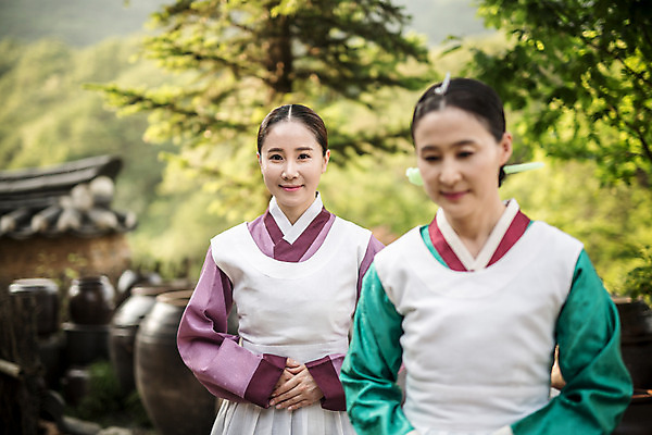 포토 JPG 주간 여자 40대 서기 미소 상반신 성인 야외 두명 앞모습 아웃포커스 30대 앞치마 한국인 한복 조선시대 궁녀 상궁 성인여자만 사극 국내포토 자연요소 한국전통 전통 뷰포인트 중년 모션 촬영기법 표정 사람 동양인 장년 역사 전통의상 여자만 성인만 파일형식