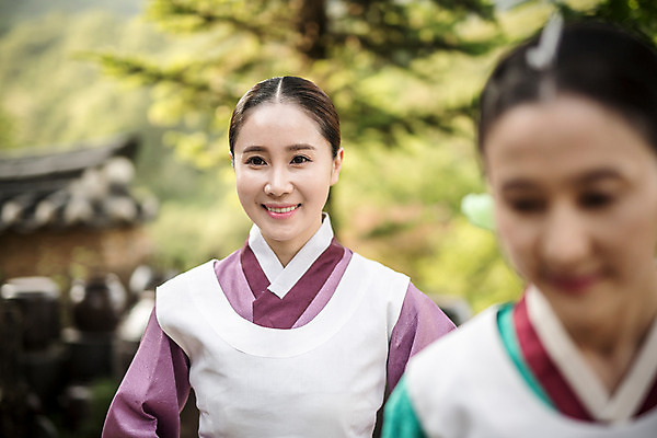 포토 JPG 주간 여자 40대 서기 미소 상반신 성인 야외 두명 앞모습 아웃포커스 30대 앞치마 한국인 한복 조선시대 궁녀 상궁 성인여자만 사극 국내포토 자연요소 한국전통 전통 뷰포인트 중년 모션 촬영기법 표정 사람 동양인 장년 역사 전통의상 여자만 성인만 파일형식