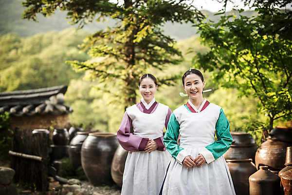 포토 JPG 주간 여자 40대 서기 미소 상반신 성인 야외 두명 앞모습 30대 앞치마 한국인 항아리 한복 조선시대 손모으기 궁녀 상궁 성인여자만 사극 국내포토 자연요소 한국전통 전통 뷰포인트 중년 모션 표정 사람 동양인 손짓 장년 도자기 역사 전통의상 여자만 성인만 파일형식