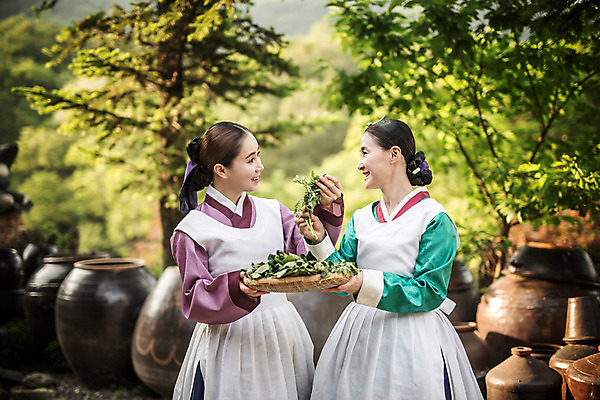 포토 JPG 주간 여자 40대 채소 식재료 서기 미소 들기 상반신 성인 야외 두명 앞모습 30대 앞치마 만지기 한국인 항아리 한복 조선시대 궁녀 상궁 성인여자만 사극 국내포토 자연요소 한국전통 전통 뷰포인트 중년 모션 표정 사람 동양인 장년 도자기 역사 전통의상 여자만 성인만 파일형식