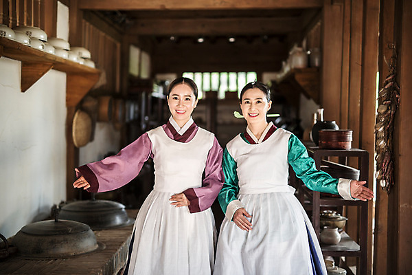 포토 JPG 여자 40대 한옥 안내 실내 서기 상반신 성인 두명 앞모습 30대 주방 앞치마 한국인 가마솥 한복 조선시대 궁녀 상궁 성인여자만 사극 수라간 국내포토 한국전통 전통 뷰포인트 중년 고건축 모션 사람 동양인 내부 장년 역사 솥 전통의상 여자만 성인만 파일형식