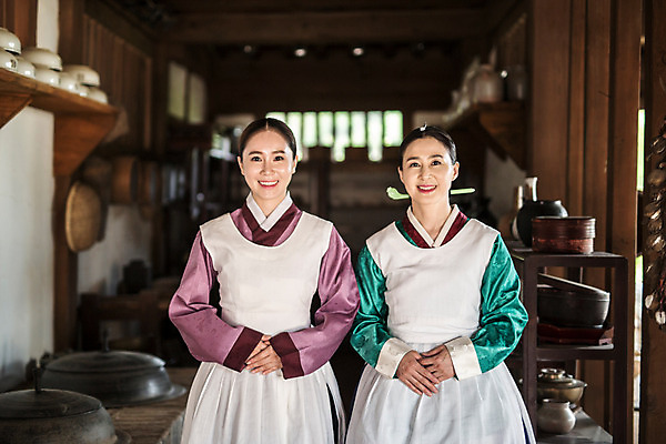 포토 JPG 여자 40대 한옥 실내 서기 상반신 성인 두명 앞모습 30대 주방 앞치마 한국인 가마솥 한복 조선시대 손모으기 궁녀 상궁 성인여자만 사극 수라간 국내포토 한국전통 전통 뷰포인트 중년 고건축 모션 사람 동양인 손짓 내부 장년 역사 솥 전통의상 여자만 성인만 파일형식