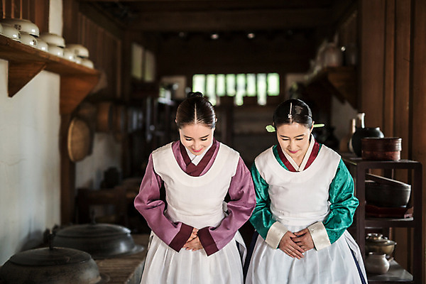 포토 JPG 여자 40대 한옥 실내 서기 상반신 성인 두명 앞모습 30대 주방 앞치마 한국인 인사 가마솥 한복 조선시대 손모으기 궁녀 상궁 성인여자만 사극 수라간 국내포토 한국전통 전통 뷰포인트 중년 고건축 모션 사람 동양인 손짓 내부 장년 예절 역사 솥 전통의상 여자만 성인만 파일형식