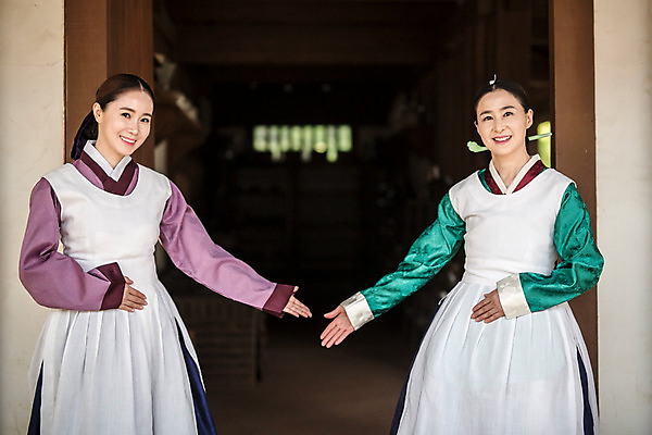 포토 JPG 여자 40대 안내 실내 서기 미소 상반신 성인 두명 앞모습 30대 앞치마 한국인 한복 조선시대 궁녀 상궁 성인여자만 사극 수라간 국내포토 한국전통 전통 뷰포인트 중년 모션 표정 사람 동양인 내부 장년 역사 전통의상 여자만 성인만 파일형식
