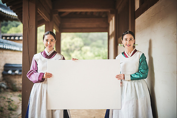 포토 JPG 주간 배너 여자 40대 한옥 사각프레임 프레임 광고판 알림판 서기 미소 들기 상반신 성인 야외 두명 앞모습 30대 앞치마 한국인 한복 조선시대 궁녀 상궁 성인여자만 사극 국내포토 자연요소 한국전통 전통 뷰포인트 중년 고건축 모션 표정 사람 동양인 장년 사각형 역사 전통의상 판 여자만 성인만 파일형식