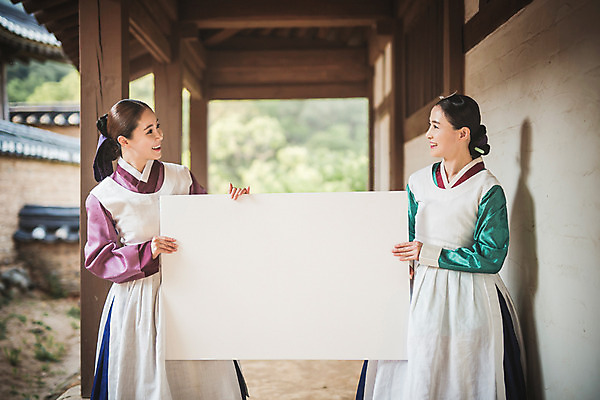 포토 JPG 주간 배너 여자 40대 한옥 사각프레임 프레임 광고판 알림판 서기 미소 들기 상반신 성인 야외 두명 앞모습 30대 마주보기 앞치마 한국인 한복 조선시대 궁녀 상궁 성인여자만 사극 국내포토 자연요소 한국전통 전통 뷰포인트 중년 고건축 모션 표정 사람 동양인 장년 사각형 역사 전통의상 판 여자만 성인만 파일형식